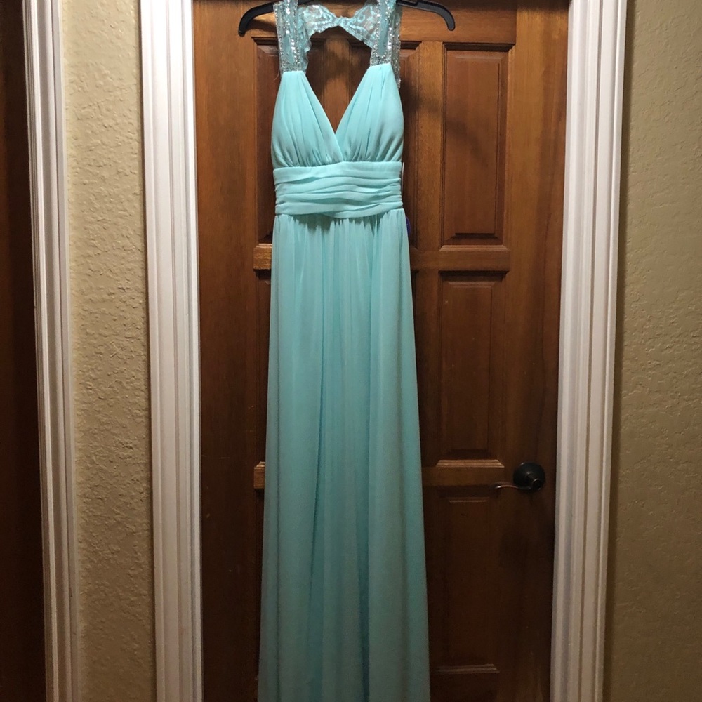 NWT Windsor Chiffon style prom dress